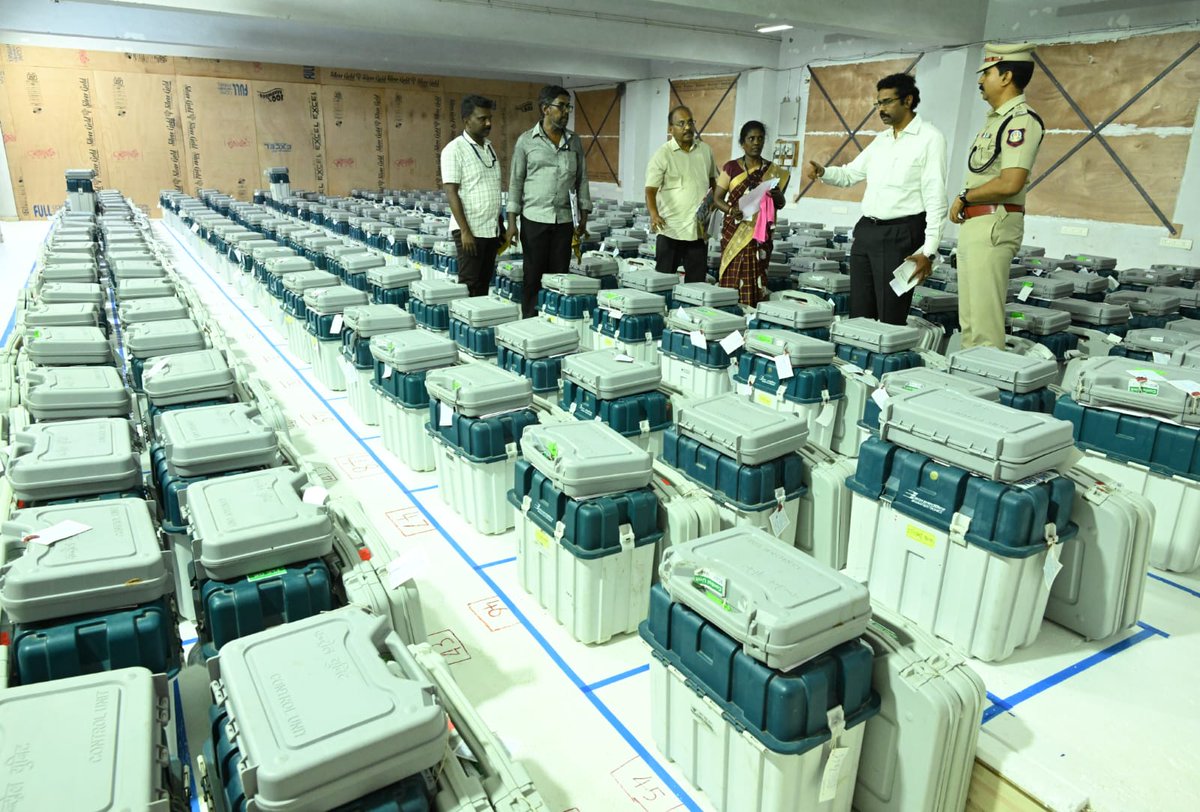 CISF personnel guarding the strongroom at Govt Engineering college in #Thoothukudi where the EVMs are kept
#LokSabhaElections2024 
@THChennai