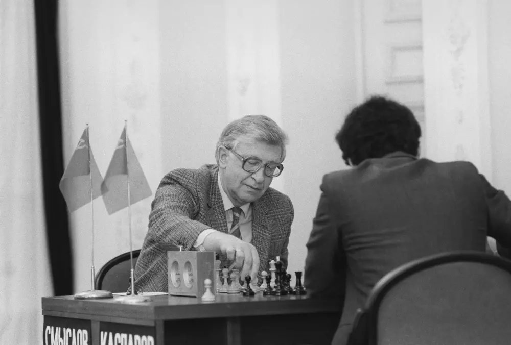 Vilnius, 1984. Ex-World Champion Vasily Smyslov is seen in play v. Garry Kasparov in their Candidates' final match. Scheduled for 16 games, it ended in Kasparov's favour with the score 8½:4½. (📷: B. Kaufman, Novosti Press.) #chess
