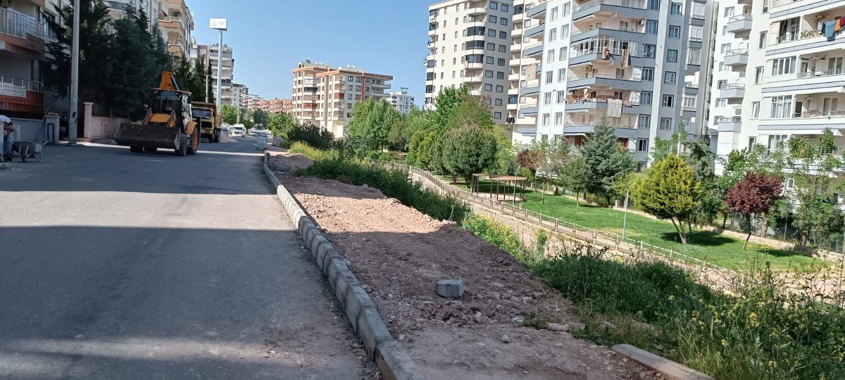 #Karaköprü genelinde başlattığımız yol yapım çalışmaları kapsamında; Çamlıyayla ve Akpiyar Mahallesi’nde kilitli parke taşı döşeme ve kaldırım yapımı çalışmaları gerçekleştiriyoruz.