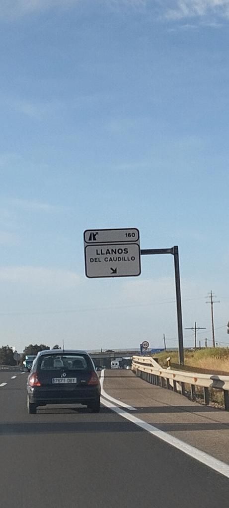 Abril de2024. En plena carretera de Andalucía, un pueblo que todavía se apellida del Caudillo. Y así estamos.
