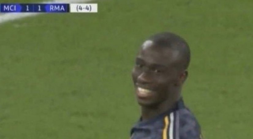 utd_Eman's tweet photo. Why do men start smiling when everything is going wrong 😭😭 https://t.co/5uX0QS3n5Z