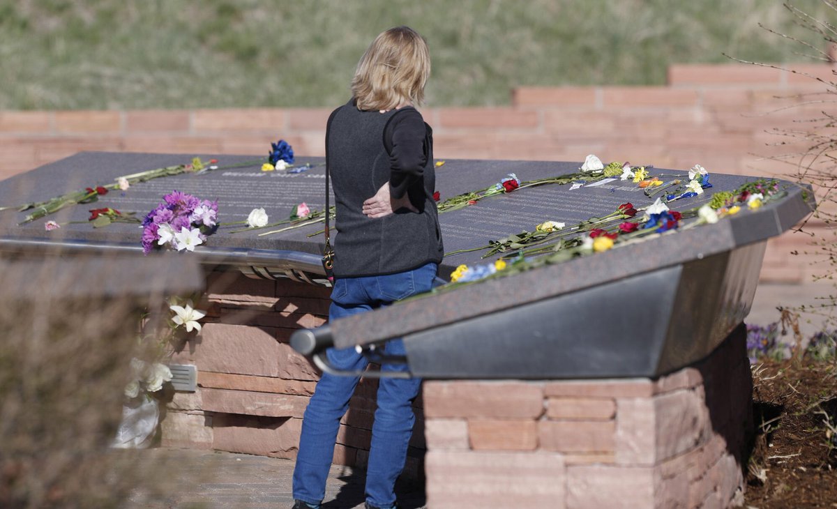Heute vor 25 Jahren wurde die Columbine High School in Colorado Schauplatz eines Massakers, das leider auch viele Nachahmer zu ähnlichen Taten veranlasste (Erfurt, Winnenden & Co.) ... seitdem hat sich aber auch viel getan, um solche Taten zu verhindern. RIP.