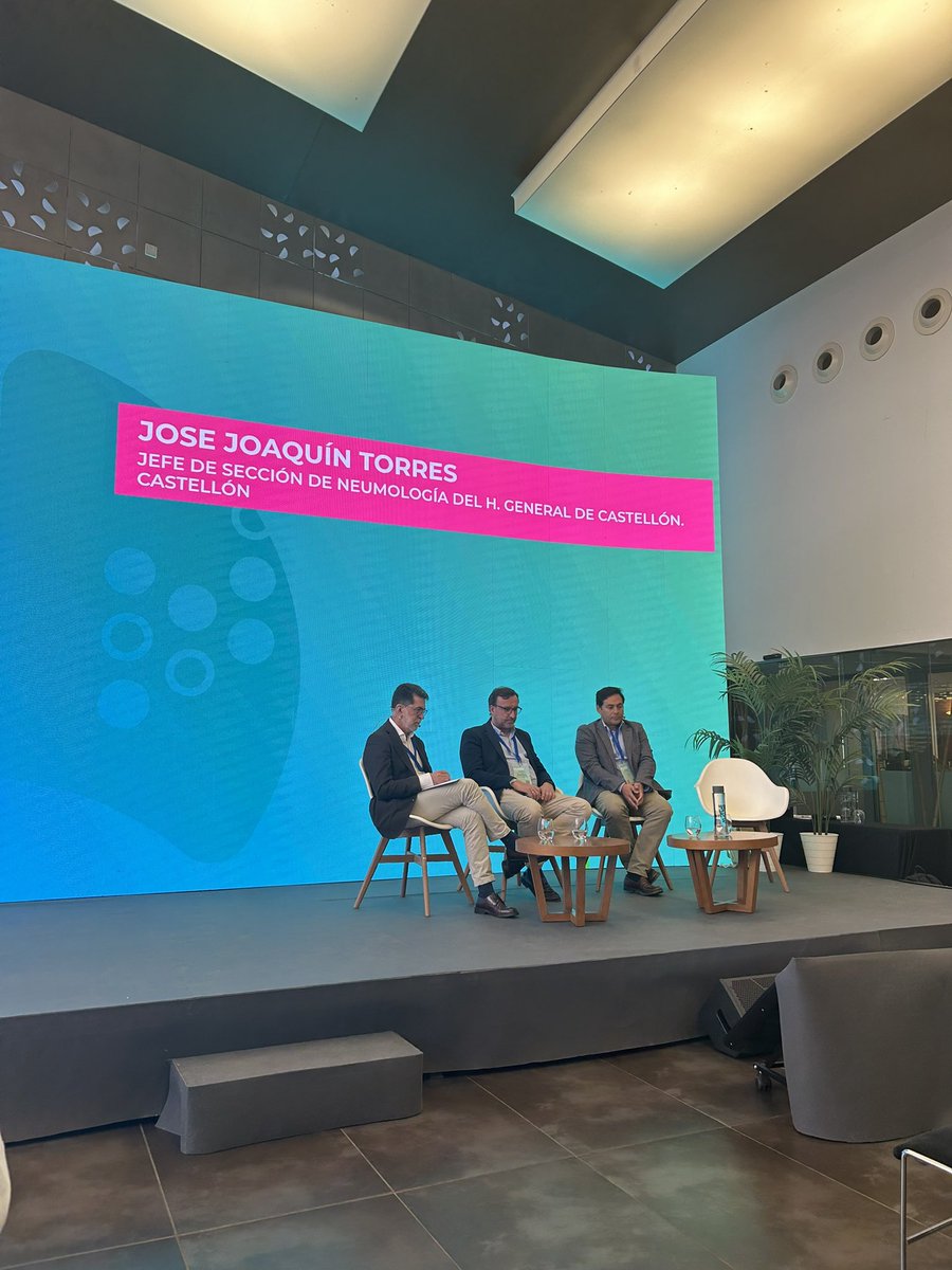 Segunda mesa de la mañana, turno de la EPOC. Volvemos a hablar de la interacción entre la inflamación y el riesgo CV, pulmón y corazón 🫁🫀 con el Dr. Bernardino Alcázar y el Dr. Julio Núñez 👏