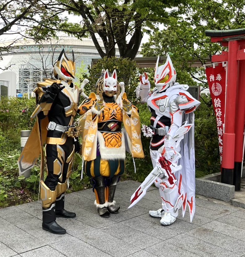 静メカ в X: „※コスプレ 推しに挟まれる圧でものすごい笑顔の