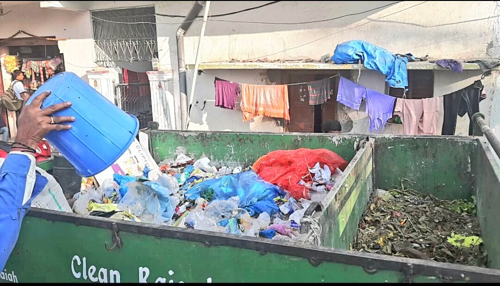 swachhhydd's tweet photo. #Reminder 
Dear Hyderabadis, 
Do you remember @GHMCOnline
#GarbageCollectionService across all localities in  #Hyderabad  Swachh Auto tipper
Don't forget to ask yourself when will you become a responsible citizen @CommissionrGHMC
#civicduty 🚯🚮
#CivicSense 
#SaturdayMotivation https://t.co/3vP3ihShhn