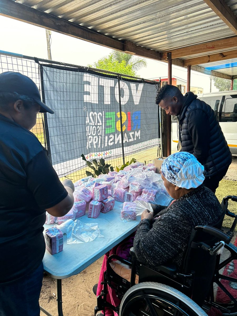 louisevanrhyn's tweet photo. RISE Mzansi's Western Cape Premier Candidate in service of the community in Kuilsriver.

#WeNeedNewLeaders 
#RISEMzansiTurns1
#WeekendOfService 
@AxolileNotywala @Rise_MzansiWC @EBee40 https://t.co/mCXTOepqws