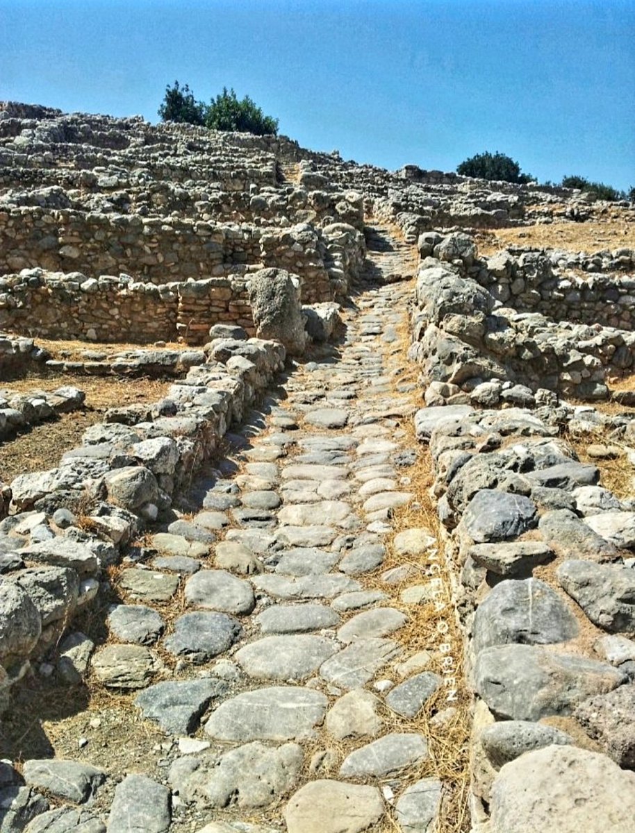 A narrow street at the Bronze Age Minoan site of Gournia, Crete. Although the settlement dates to about 1550-1450 BCE, evidence from pottery finds have established that people had settled around the area as far back as 3000 BCE during the Neolithic period. 📷 My own.