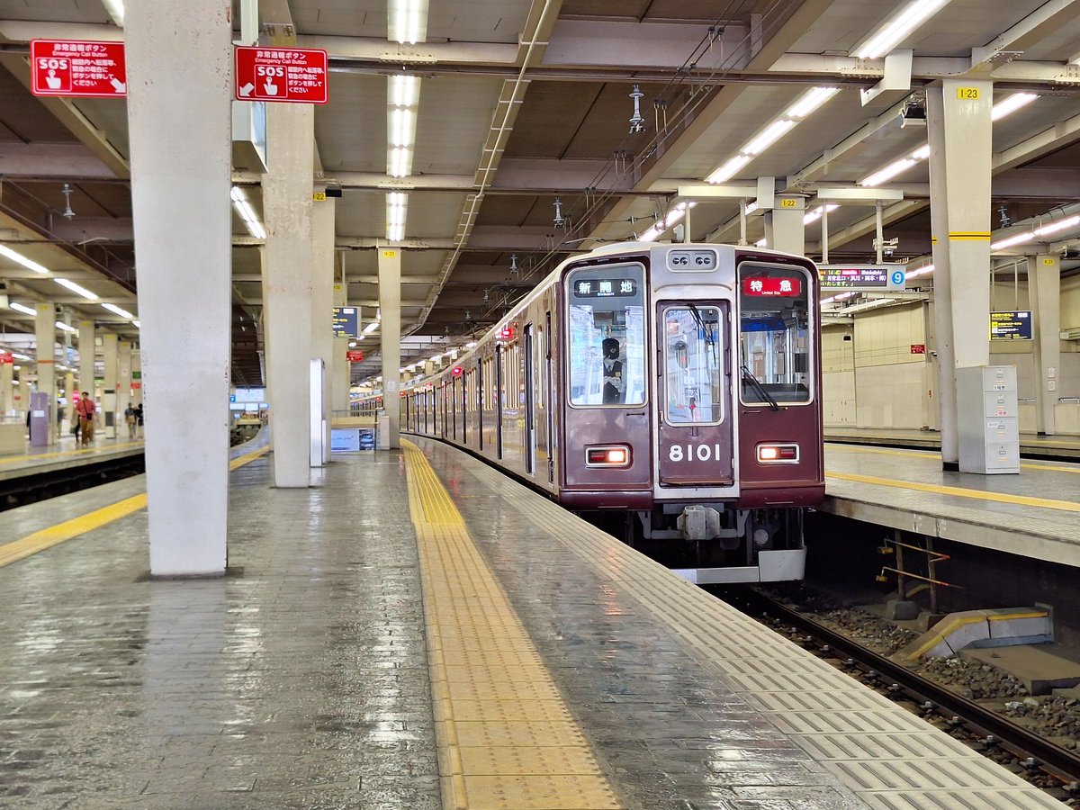 8001f,8020f 大阪梅田にて #阪急電車