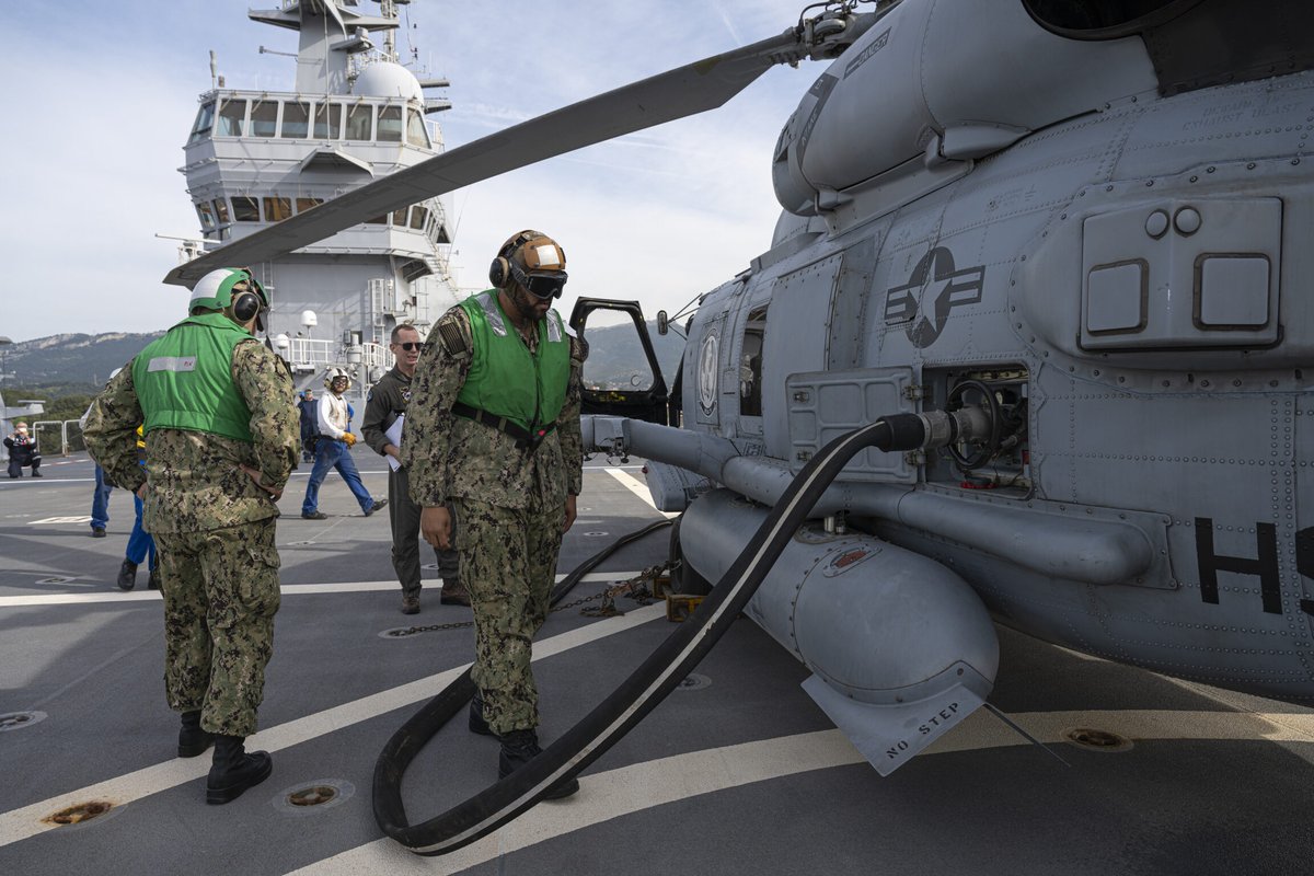 MarineNationale's tweet photo. CETTE SEMAINE |
➡ La FREMM Aquitaine et un SNA ont tiré simultanément un missile MdCN
➡ Le Dixmude s’est entraîné à accueillir un hélicoptère de l’US Navy
➡ Nos plongeurs-démineurs engagés dans l’exercice de guerre des mines Olives Noires #ON24 https://t.co/tcyhl85G0k