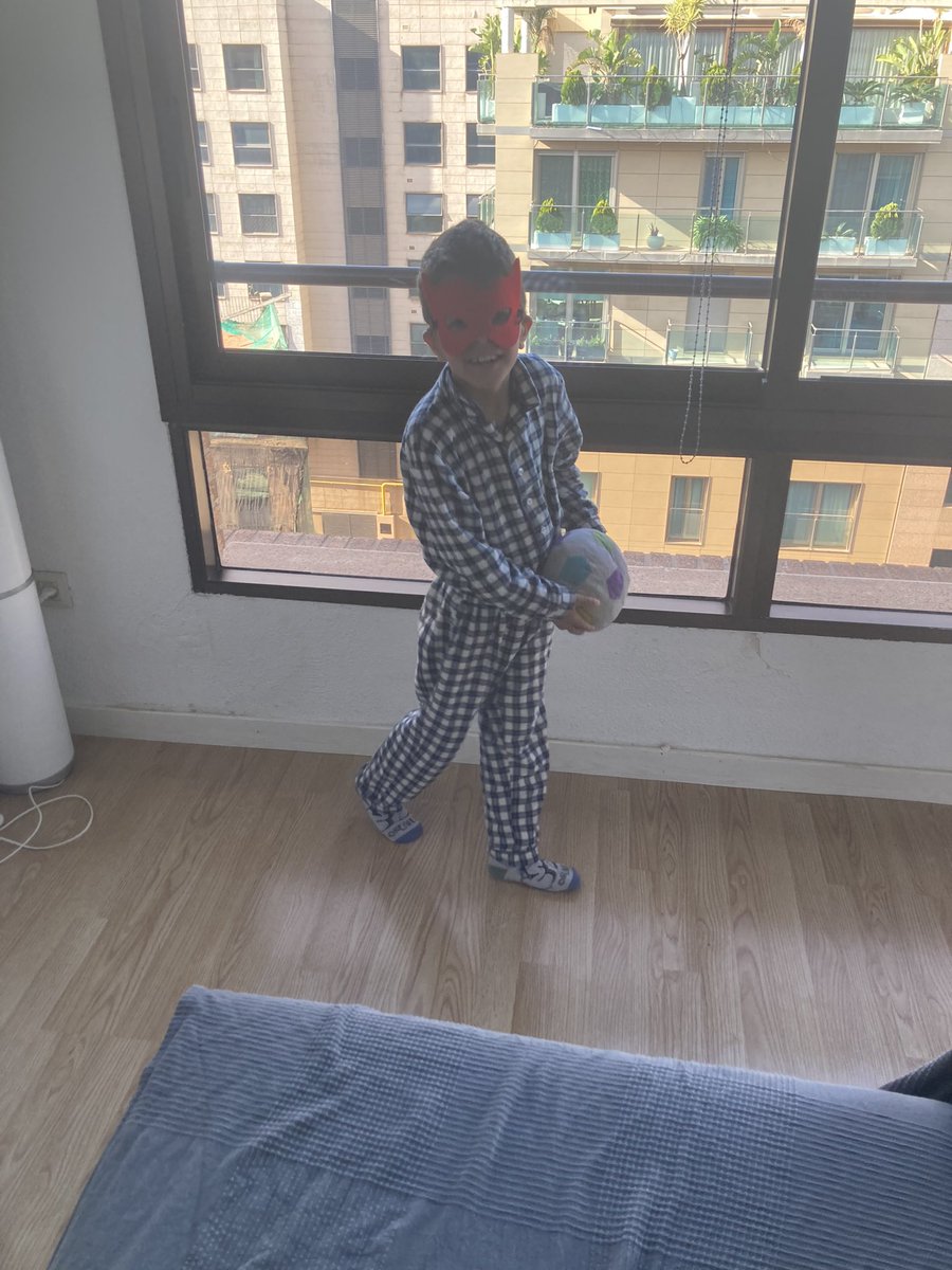 berutos's tweet photo. @Diegolopez_n9 mi hijo se pone la mascara y dice q es Diego Lopez😂 se sienta justo detras del banquillo del Valencia en Mestalla, si le das tu camiseta lo haces feliz😂😂 se llama Marcos😉 https://t.co/90BQbYZ2G7