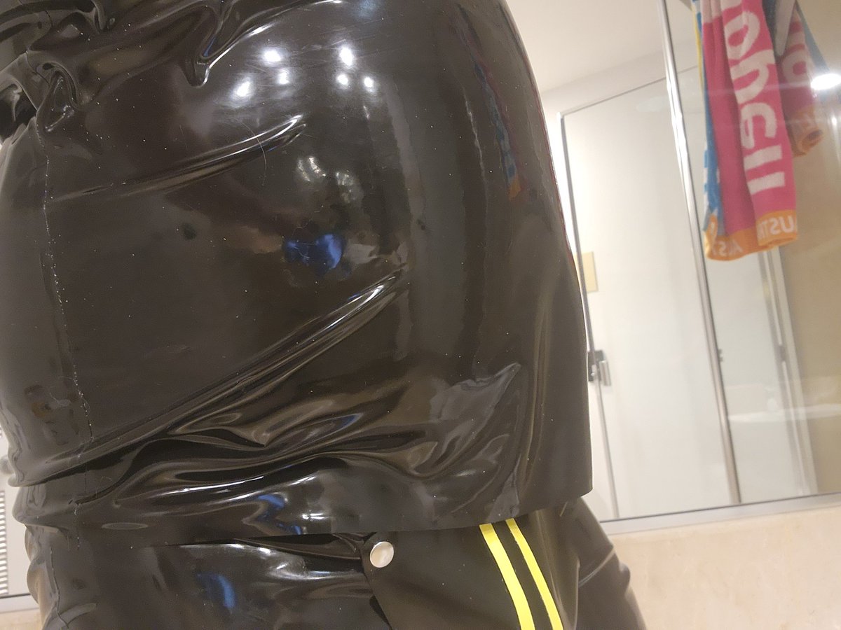 pup_vox's tweet photo. Gotta get those hotel bathroom selfies in https://t.co/YDpp63k80K