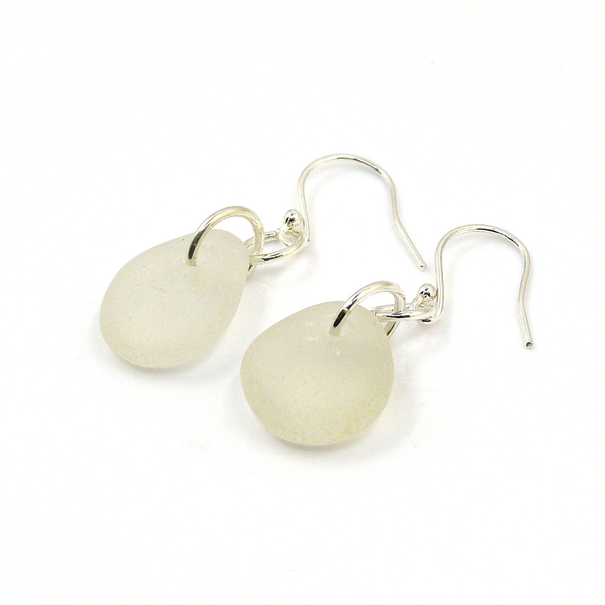 White Sea Glass Earrings e328 tuppu.net/64acf32d #shopindie #EarlyBiz #womaninbizhour #HandmadeHour #elevenseshour #Etsy #MHHSBD #thestrandline #UKGiftHour #UKGiftAM