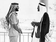 <<< أمجاد >>>

✍️شعر جمال بن حويرب 

من ذا يعلّم مهجتي كيف تحتال
ومن ذا يعلّمها علومٍ ذميمه

ومن ذا يعلّمها السفاهه مِ الافعال
بعد الشَّرَفْ والعِز تصبح دميمه

ومن ذا يعرّفها على ليل الانذال
تترك صباح المجد وتمسي غريمه

ومن ذا يخلّقها بأخلاق جهّال
العِلْم هذا الوقت أكبر جريمه