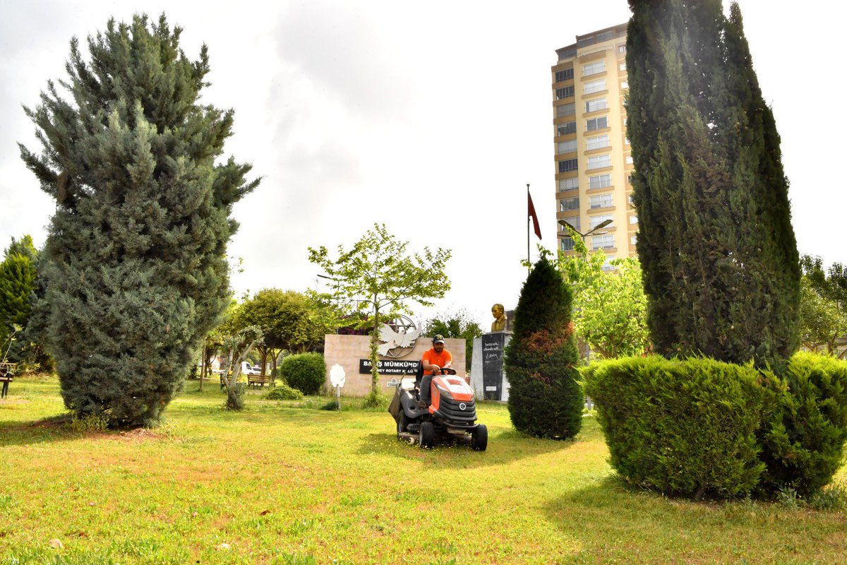 📌 Belediyeevleri Mahallesi Güney Rotary Kulübü Barış Parkı Parklarımızın temizliğini, bitkilerin bakımını yapıyor, Çukurova'ya yakışır hale getiriyoruz.