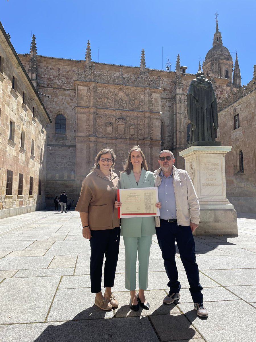 Esterp_m's tweet photo. ‘The roots of education are bitter, but the fruit is sweet’ (Aristóteles)

Esta semana antiguos compañeros de @BiologiaUsal , del #Lab7 y del @Incyl_Usal recibíamos el Premio Extraordinario de Doctorado de la @usal , en familia y entre amigos 🙌🏼👩🏼‍🎓 https://t.co/dtc1IX68aA