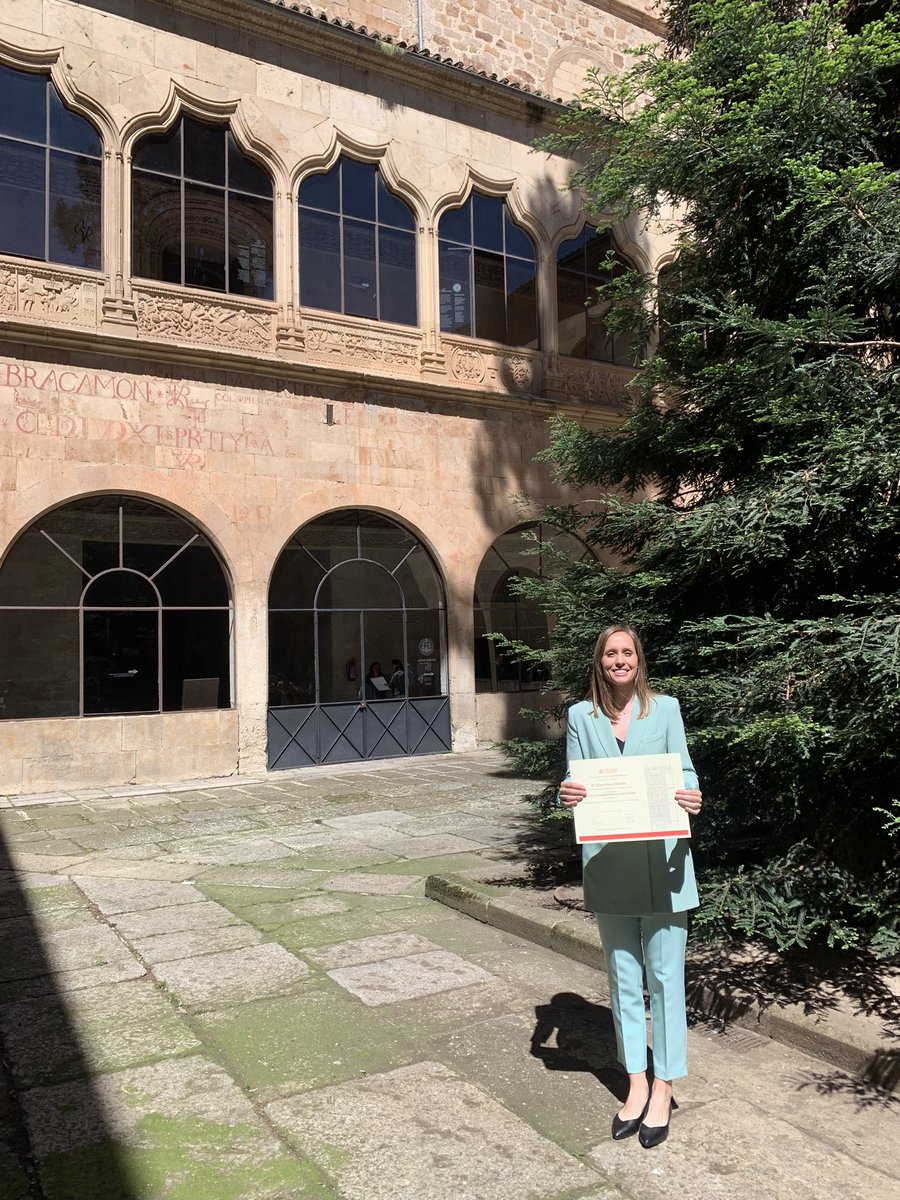 Esterp_m's tweet photo. ‘The roots of education are bitter, but the fruit is sweet’ (Aristóteles)

Esta semana antiguos compañeros de @BiologiaUsal , del #Lab7 y del @Incyl_Usal recibíamos el Premio Extraordinario de Doctorado de la @usal , en familia y entre amigos 🙌🏼👩🏼‍🎓 https://t.co/dtc1IX68aA