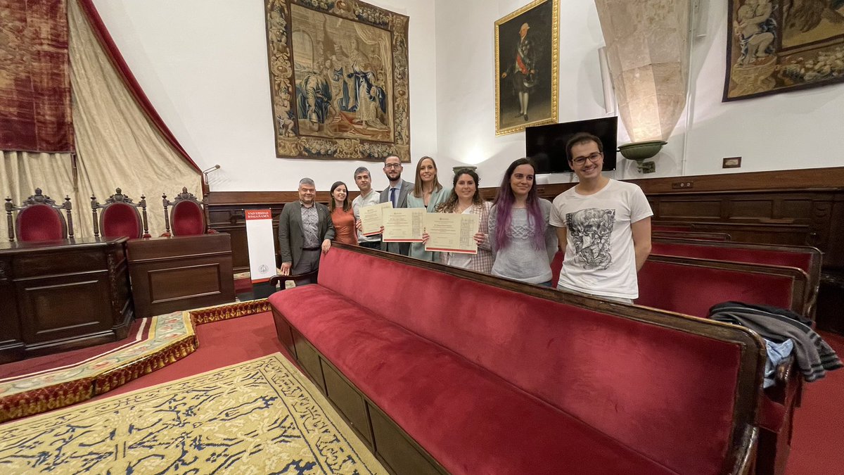 Esterp_m's tweet photo. ‘The roots of education are bitter, but the fruit is sweet’ (Aristóteles)

Esta semana antiguos compañeros de @BiologiaUsal , del #Lab7 y del @Incyl_Usal recibíamos el Premio Extraordinario de Doctorado de la @usal , en familia y entre amigos 🙌🏼👩🏼‍🎓 https://t.co/dtc1IX68aA