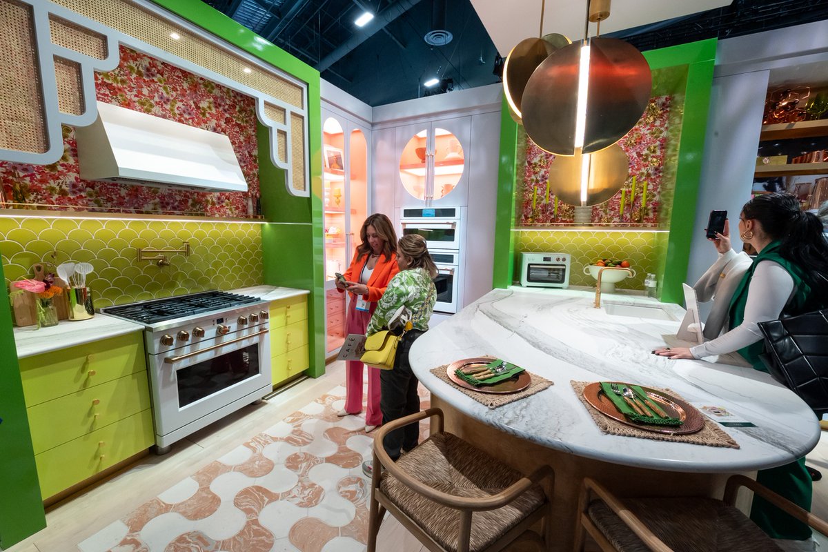 KBIS's tweet image. Color took center stage at #KBIS2024, with everything from refrigerators to accessories flaunting bold shades from top to bottom.

Take a look into the colorful world of kitchen design and embrace the full spectrum of design possibilities!

Visit: bit.ly/3TWryHA