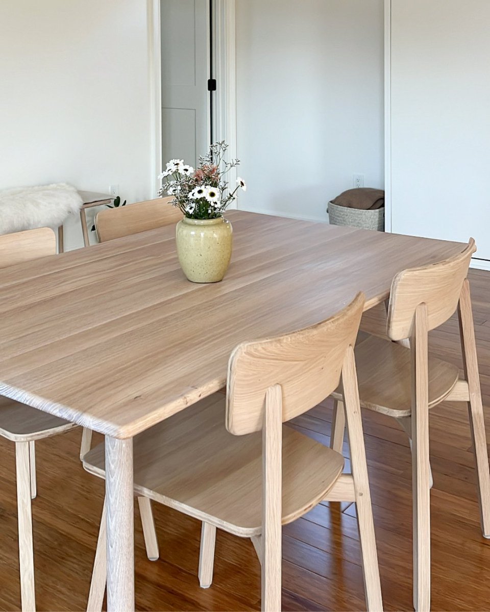 We love seeing customer photos! Just look at this fresh & simple dining area featuring our Ethnicraft dining chairs. 💐 #urbannaturalhome