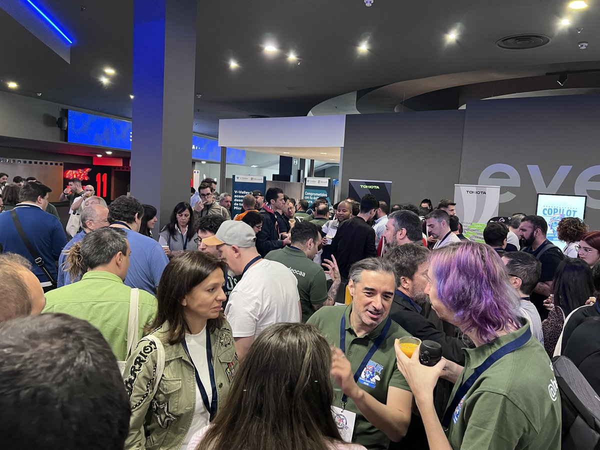 alejandrolmeida's tweet photo. Pasándolo genial en el #GlobalAzureSpain, esto está lleno de gente maja! 

#GlobalAzure #GlobalAzure2024 #MVPBuzz #Azure #AI #Event https://t.co/0rW1161V81