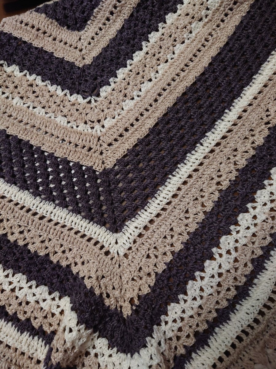 三角ショール完成です！！
くれあさんの動画でルフティを使って編みました！！
youtu.be/ZPMt57AbHj8?si…