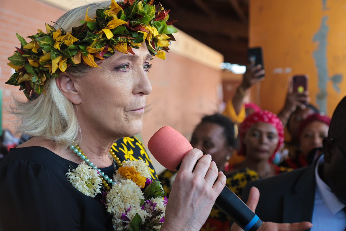 #Mayotte: Marine #Le en «fâchée» contre l’AfD qui s'interroge sur l'appartenance de l’île à la France ➡️tinyurl.com/yztjxrkn ➡️ Marine Le Pen, en visite à Mayotte samedi, s'est dite «fâchée» contre son allié allemand au Parlement européen, l'AfD, qui «ferait mieux de