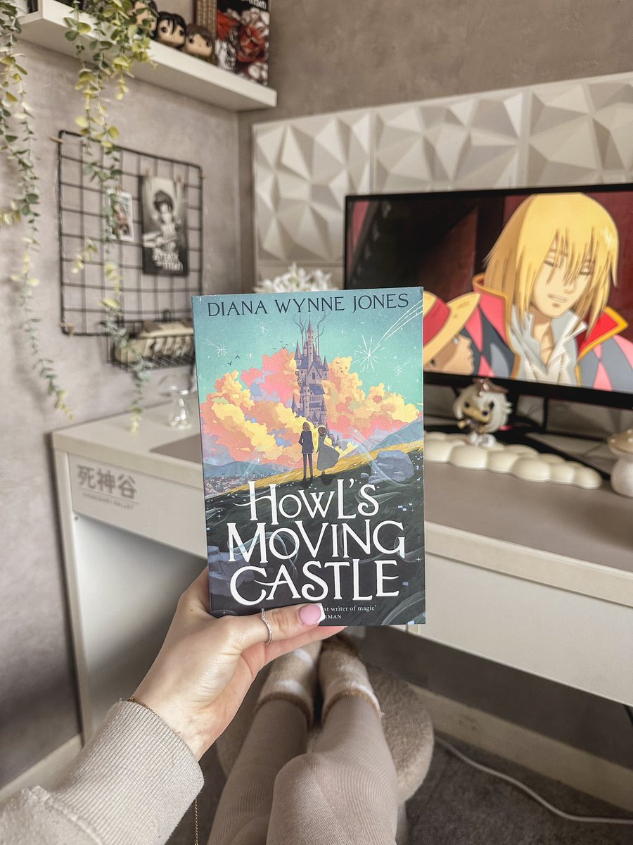 ✨best purchase of my life, fave film in a book✨ life is good🤍 

#HowlsMovingCastle