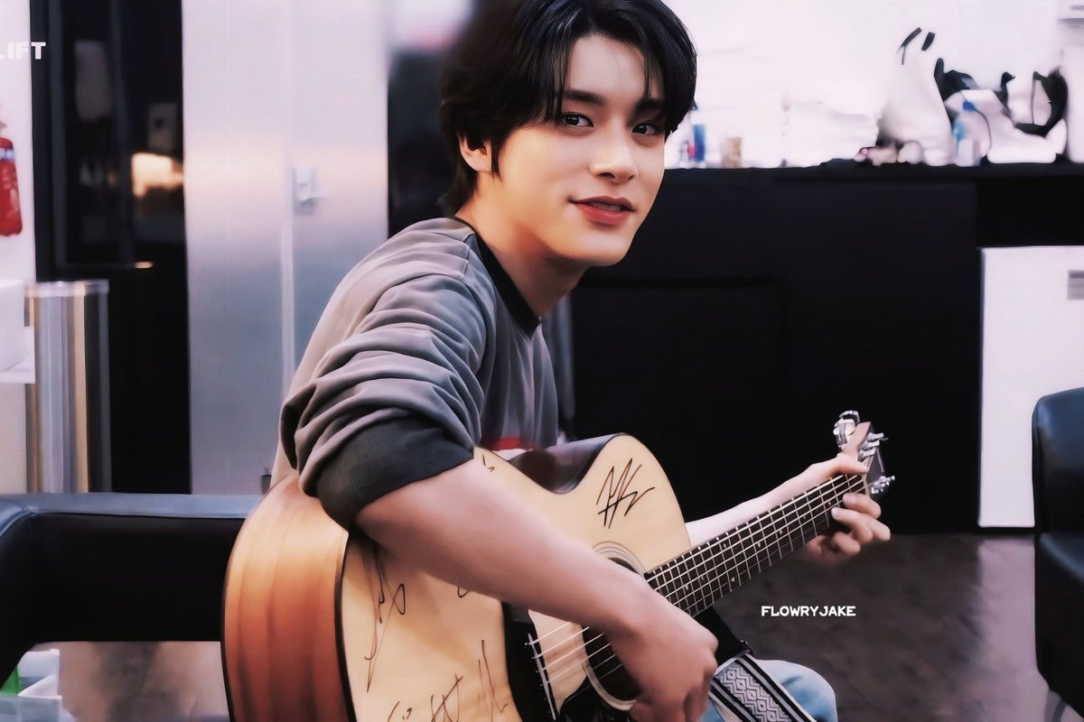 flowryjake's tweet photo. #제이크 #JAKE 🎸 https://t.co/Sq4Iy4qf3Y