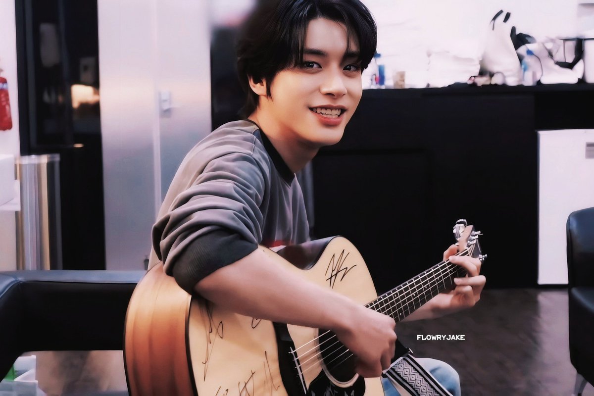 flowryjake's tweet photo. #제이크 #JAKE 🎸 https://t.co/Sq4Iy4qf3Y