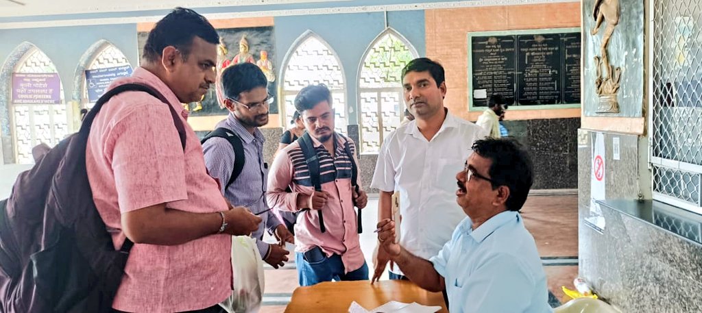 Promotion of UTS Cashless/ Digital ticketing through UTS App at #Raichur railway station

 #UTSApp 
#Digital #Cashless
@SCRailwayIndia
@RailMinIndia