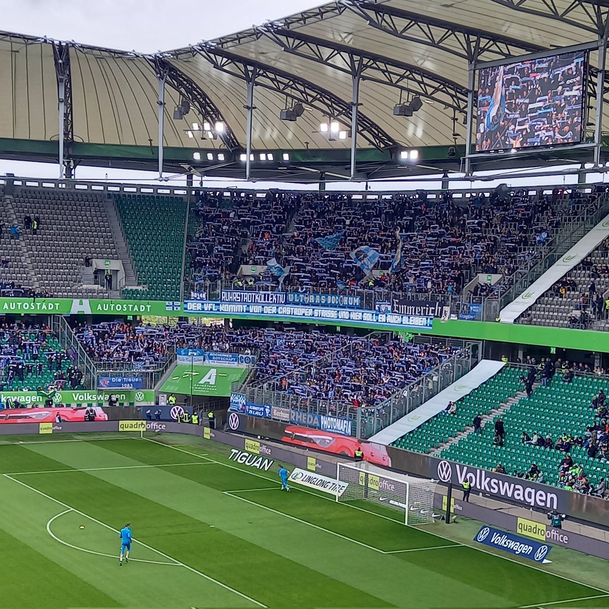 Schon jetzt Stimmung im Gästeblock. Wolfsburg spielt die Grönemeyer-Hymne, allerdings nur zur Hälfte. Die mitgereisten Bochumer singen weiter. Deutlich mehr als 3.000 Fans werden gleich hier sein. Gästeblock ausverkauft, viele Bochumer ringsherum. #WOBBOC