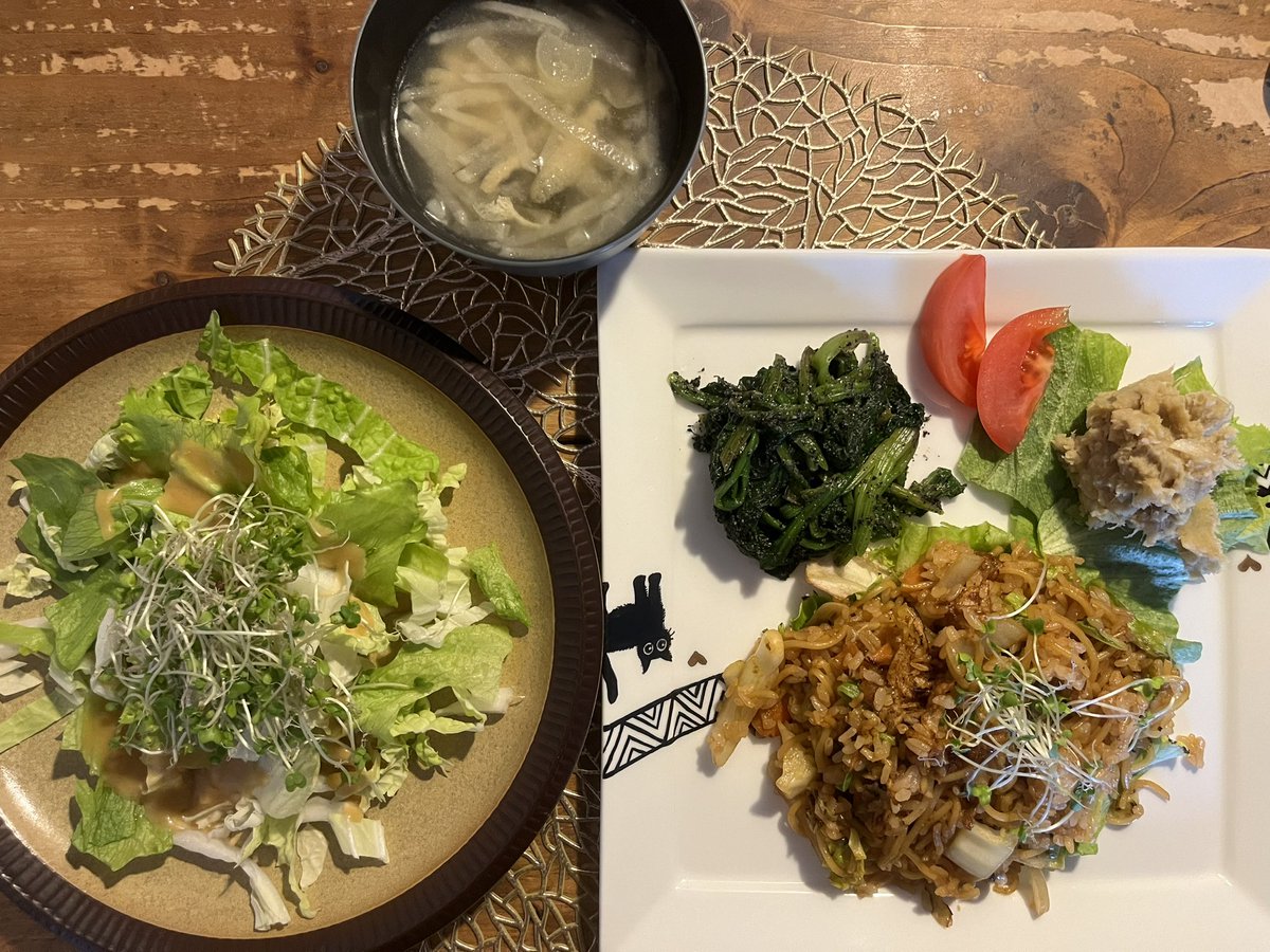 DJCutmeloose's tweet photo. 晩🍽️ー‼︎
今日はそば飯とほうれん草の黒胡麻和え、🍠のサラダと味噌汁です。
いただきまーす🙏 #GoVegan #Rawsweets #ローチョコレート https://t.co/i0HfekQt5b