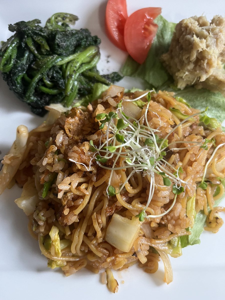 DJCutmeloose's tweet photo. 晩🍽️ー‼︎
今日はそば飯とほうれん草の黒胡麻和え、🍠のサラダと味噌汁です。
いただきまーす🙏 #GoVegan #Rawsweets #ローチョコレート https://t.co/i0HfekQt5b