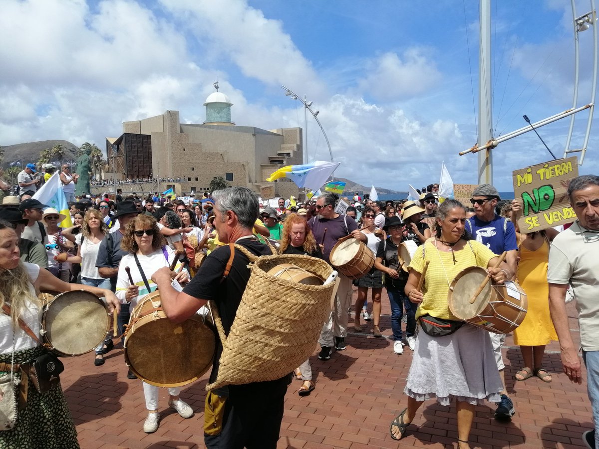 Canarias dice basta.

Multitudinaria manifestación que sigue recorriendo a esta hora el barrio de Guanarteme, en #LasPalmasDeGranCanaria.

#20A #CanariasTieneUnLimite