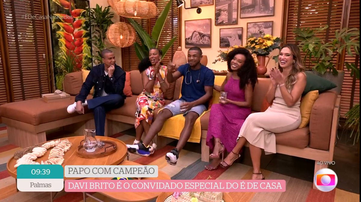 AndreyMichael's tweet photo. 4 pretos na manhã de um sábado na maior emissora do país, sendo 2 deles uma médica e um futuro médico. ✊🏿❤️ #EDeCasaNasRedes DAVI NO E DE CASA https://t.co/iqoL5SoiIA