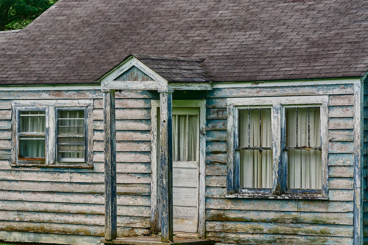 This abandoned house is at the end of a fantastic twisty road across a mountain in the Jefferson National Forest in Pulaski, Virginia. #photography #fineartphotography #landscapephotography #abandoned #AbandonedPlaces #peelingpaint #Appalachia #Virginia #Pulaski