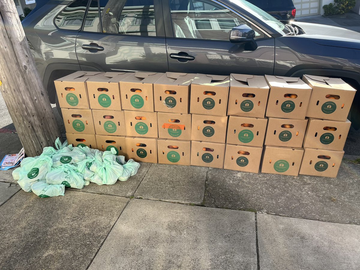 Cilla168's tweet photo. Day 1: Hosting Pantry Distribution for my community.

6 cars full of food &amp; 10 volunteers to help me 🥰🥰🥰

Great crew &amp; generous support from my local community businesses for my pantry 🌸🌸🌸 @united @Auggiie69 @jonathangooda @Tobyatunited @MikeHannaUAL https://t.co/RDCyaZCYVP