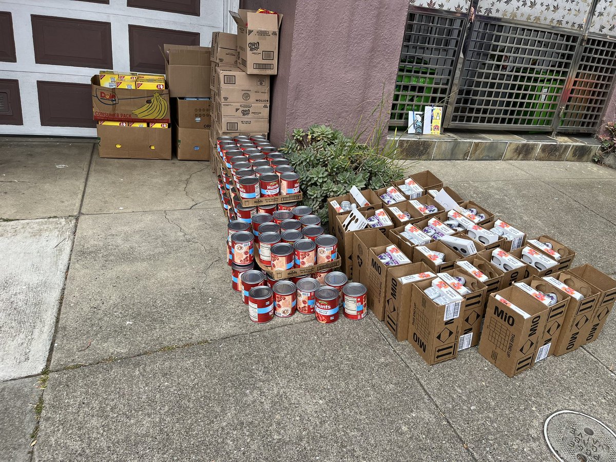 Cilla168's tweet photo. Day 1: Hosting Pantry Distribution for my community.

6 cars full of food &amp; 10 volunteers to help me 🥰🥰🥰

Great crew &amp; generous support from my local community businesses for my pantry 🌸🌸🌸 @united @Auggiie69 @jonathangooda @Tobyatunited @MikeHannaUAL https://t.co/RDCyaZCYVP