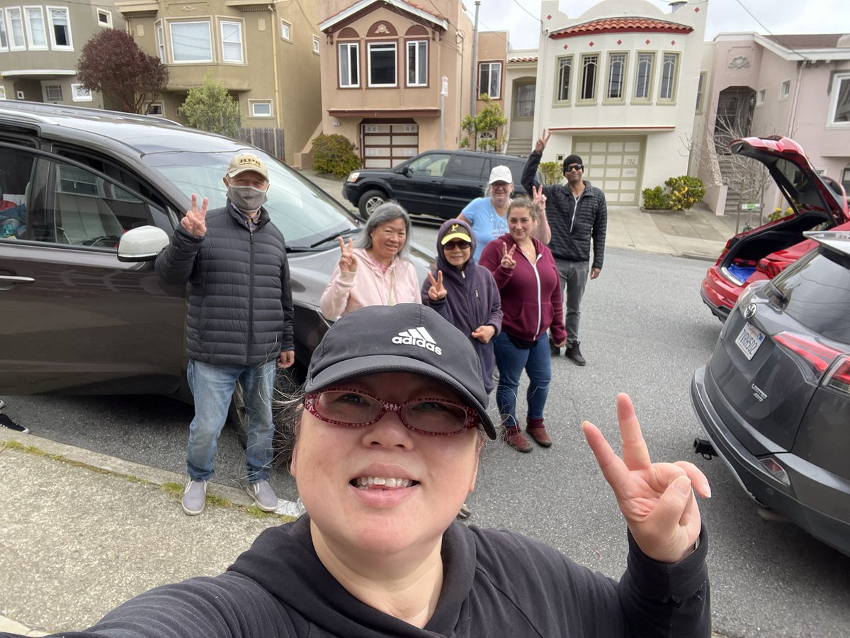 Cilla168's tweet photo. Day 1: Hosting Pantry Distribution for my community.

6 cars full of food &amp; 10 volunteers to help me 🥰🥰🥰

Great crew &amp; generous support from my local community businesses for my pantry 🌸🌸🌸 @united @Auggiie69 @jonathangooda @Tobyatunited @MikeHannaUAL https://t.co/RDCyaZCYVP