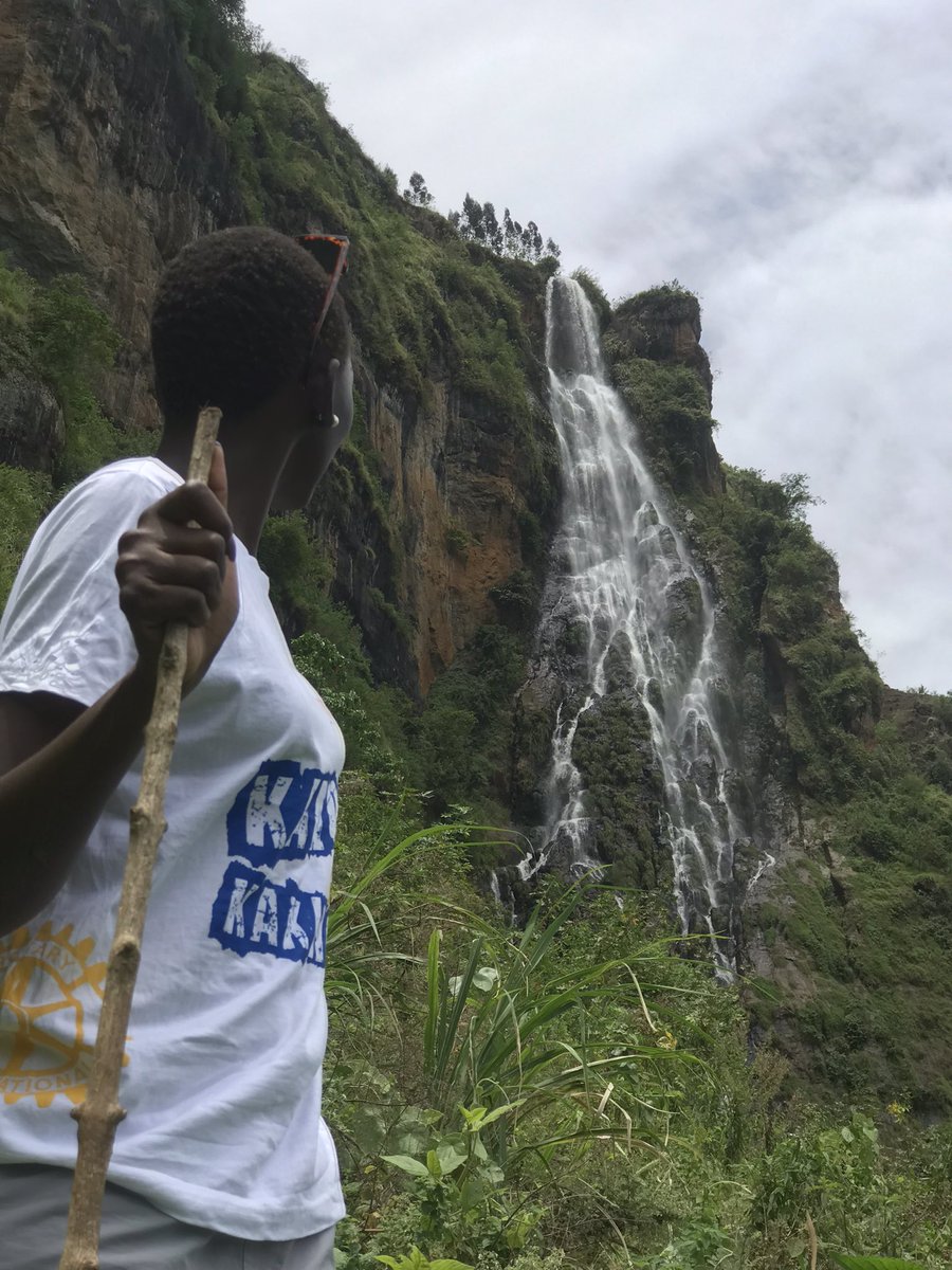 Abdul, 15yrs old wants to be a professional tour guide when he grows up! Such a courageous young man. The fertile soils & favorable climate at the foot of Wanale in the region make it suitable for coffee,bananas, beans, cabbages, tomatoes etc to be grown. 📍; Mbale.