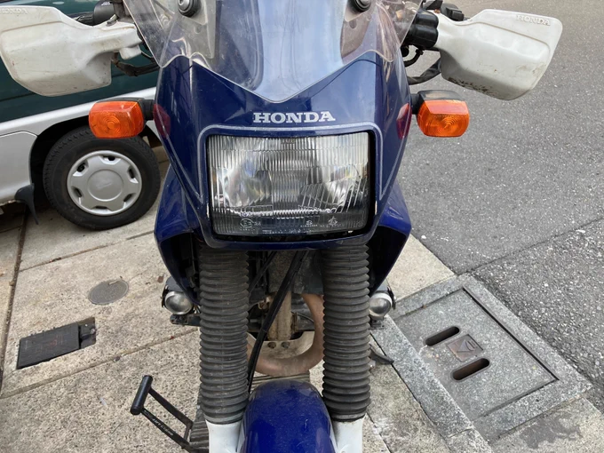 10年前に修理したNXのウインカー、骨としてRCカーのステアリングロッドを前回入れてあったのでもげることはないのだけど、それを軸にして下向きになっちゃう状態が実は昨年夏ぐらいからあって放置してたのをやっと直した。NX125用なんだけど、なかなか状態の良い中古が出ないのよね。 