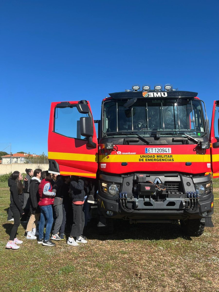 Nos encanta disfrutar de la curiosidad de los peques y contagiarnos de su energía🔋 cuando visitamos los colegios 🏫 🎒👨‍🎓👩‍🎓 Es un placer responder a todas y cada una de las preguntas ¿👨🏻‍🚒👩‍🚒🪖🚒🦺🚑🚸? que nos hacen y ver su interés por las emergencias🚨. 📸 #BIEM5