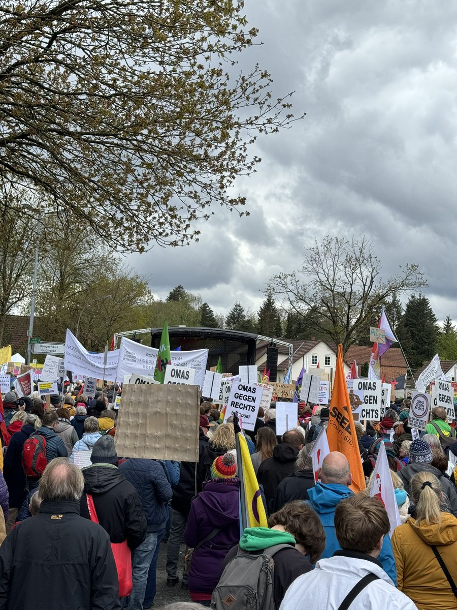 meinuelzen's tweet photo. #ce2004 Die #NoAfD versteht hoffentlich ihr eigenes Wort nicht in der Veranstaltungshalle! 💪 https://t.co/Q7awPWDawd