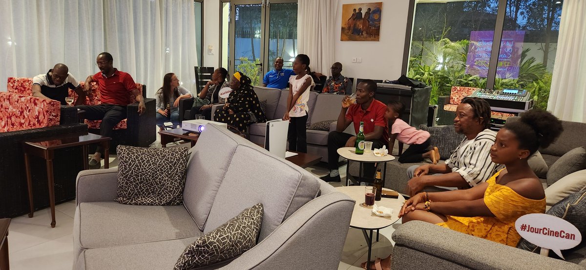 AmbCanBFA's tweet image. On ne pouvait pas manquer la Journée du cinéma canadien dans la capitale du cinéma africain📽️🎞️! 

En mode "afterwork" avec l’équipe, à l'occasion de #JourCineCan, nous avons visionné à la résidence 
 🇨🇦 au #BurkinaFaso, l'excellent film #BlackBerry. 

 Soirée très plaisante!🍿🎥