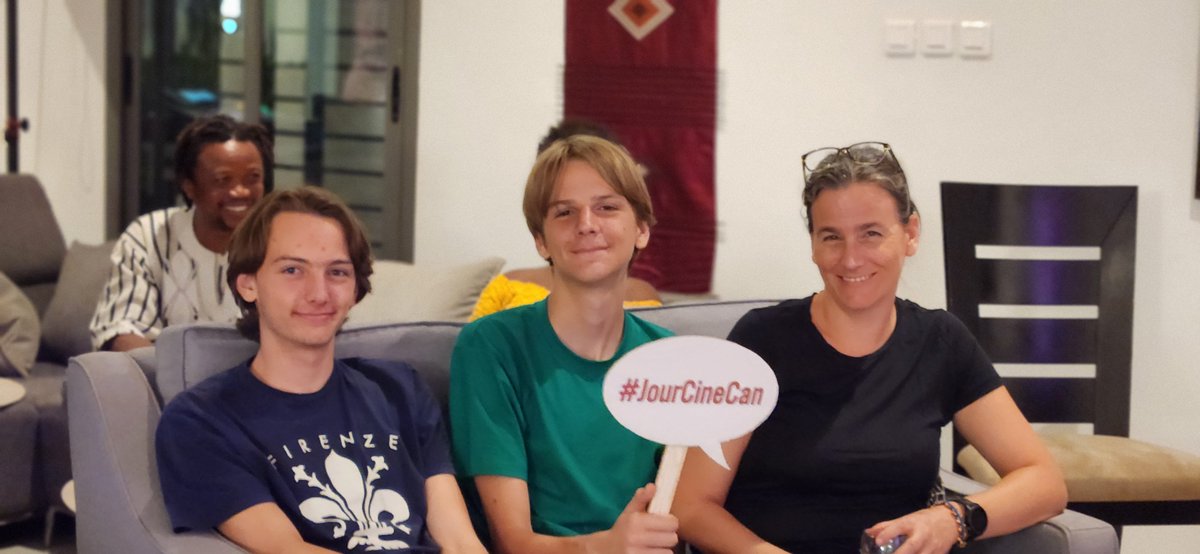 AmbCanBFA's tweet image. On ne pouvait pas manquer la Journée du cinéma canadien dans la capitale du cinéma africain📽️🎞️! 

En mode "afterwork" avec l’équipe, à l'occasion de #JourCineCan, nous avons visionné à la résidence 
 🇨🇦 au #BurkinaFaso, l'excellent film #BlackBerry. 

 Soirée très plaisante!🍿🎥