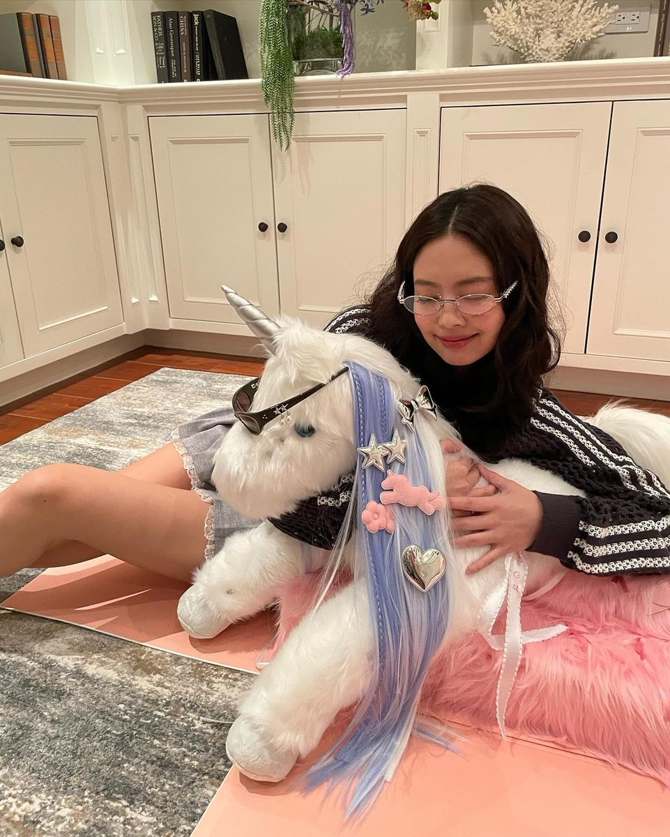 itglobalgirl's tweet photo. JENTLE SALON BY JENNIE
#JENNIExGentleMonster

Cute as hell.                  What the hell!!! https://t.co/WepkvVYDRV
