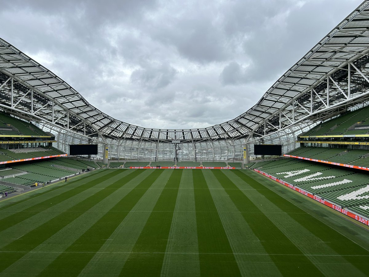 Huge honour to present our @GuysUrology robotic RPLND and Hugo Rarp work at the John Fitzpatrick uro-oncology meeting at @AVIVAStadium And catch up with our amazing previous fellows. @annalucywalsh @UsmanHaroonlive @DiarmaidMoran and find some future ones. What a venue!