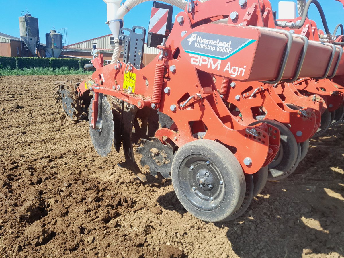 Comme prévu,  passage du Strip till à  15 cm après le fraisage à 4 cm