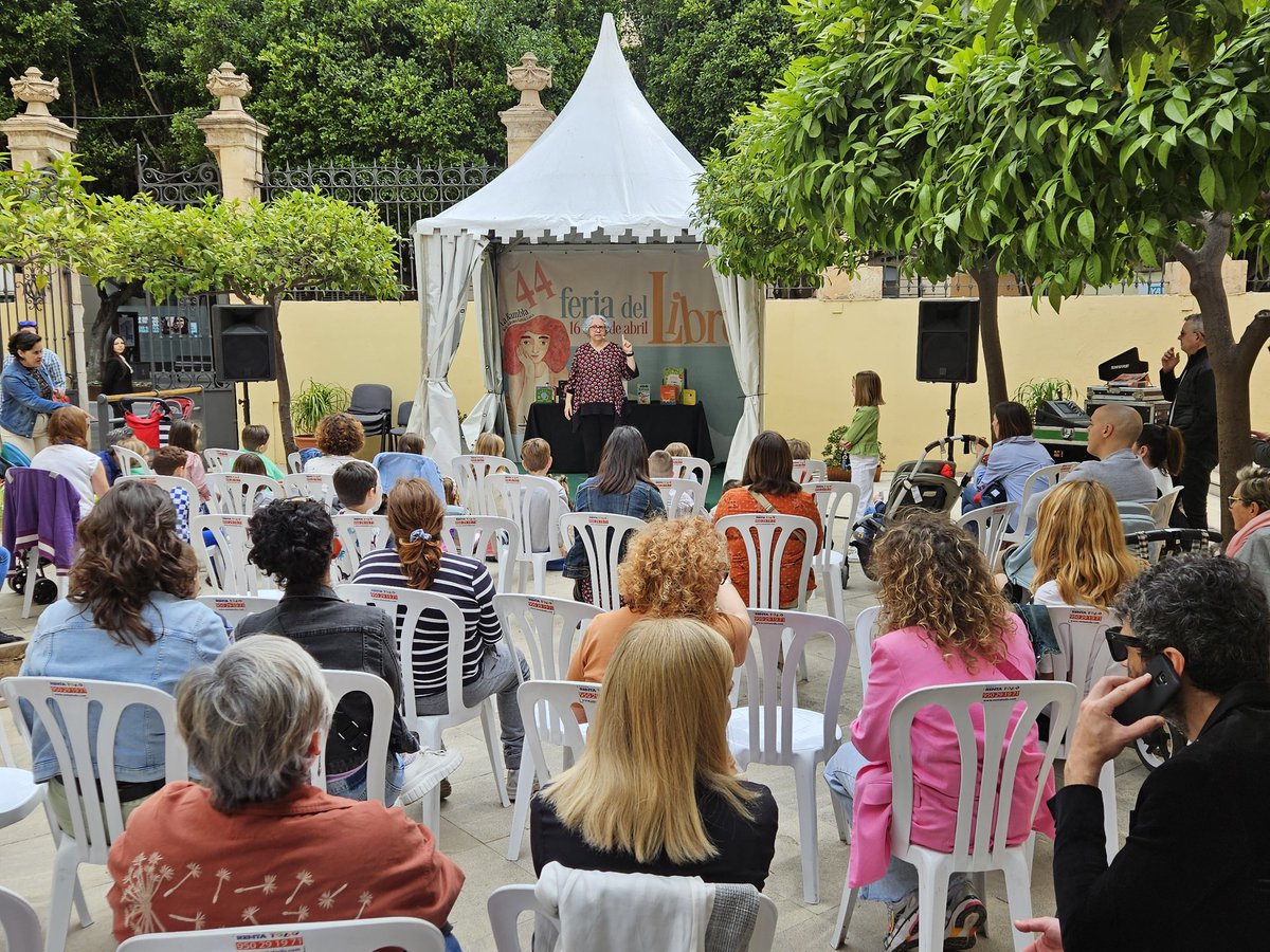 📚 Ana María Romero y Mar Benegas, protagonistas de esta mañana de <a href="/FLibroAlmeria/">Feria Libro Almería</a> dedicada a los más pequeños de la casa y con la almeriense Estefanía Ruiz como gran atracción. #AlmeriaEsCultura <a href="/aytoalm/">Ayuntamiento de Almería</a> <a href="/WindCruz/">Diego Cruz</a>