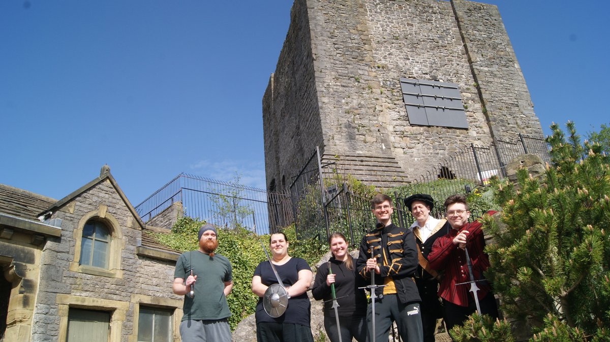 ⚔️Before the fighting!

It's blue skies and sunshine today on Castle Hill.
Slay Boredom this weekend with Academie Glorianna at #ClitheroeCastle

20 - 21 April 11.15 to 3.30pm
events.apps.lancashire.gov.uk/w/webpage/even…
#HistoricalSwordFighting #Clitheroe